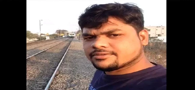 Σοκαριστικό βίντεο: Στήθηκε για selfie στις γραμμές και τον χτύπησε τρένο